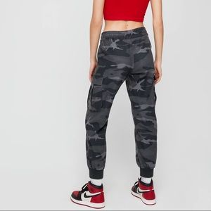 Aritzia Tna Camo Cargo Jogger Pant